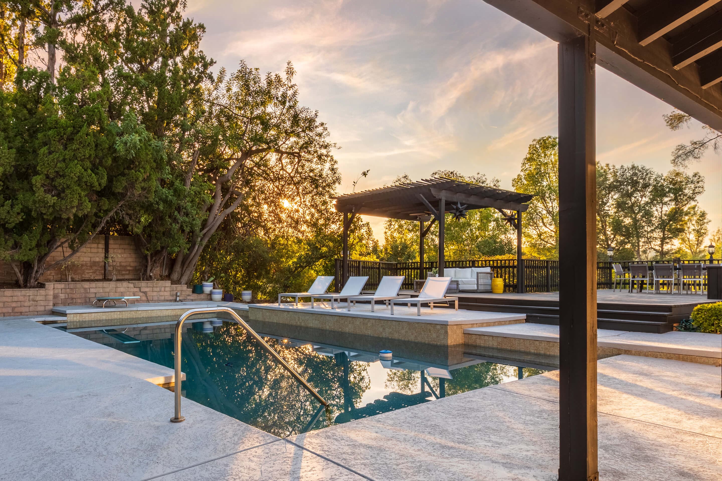 18207 Lake Encino Drive, Encino, California 91316